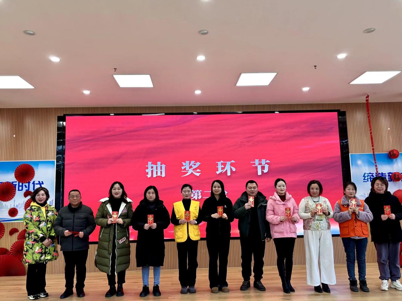 当然成绩很好，又被很好的大学录取，家中又不缺钱的，免费宴请亲戚朋友的，让大家一起
