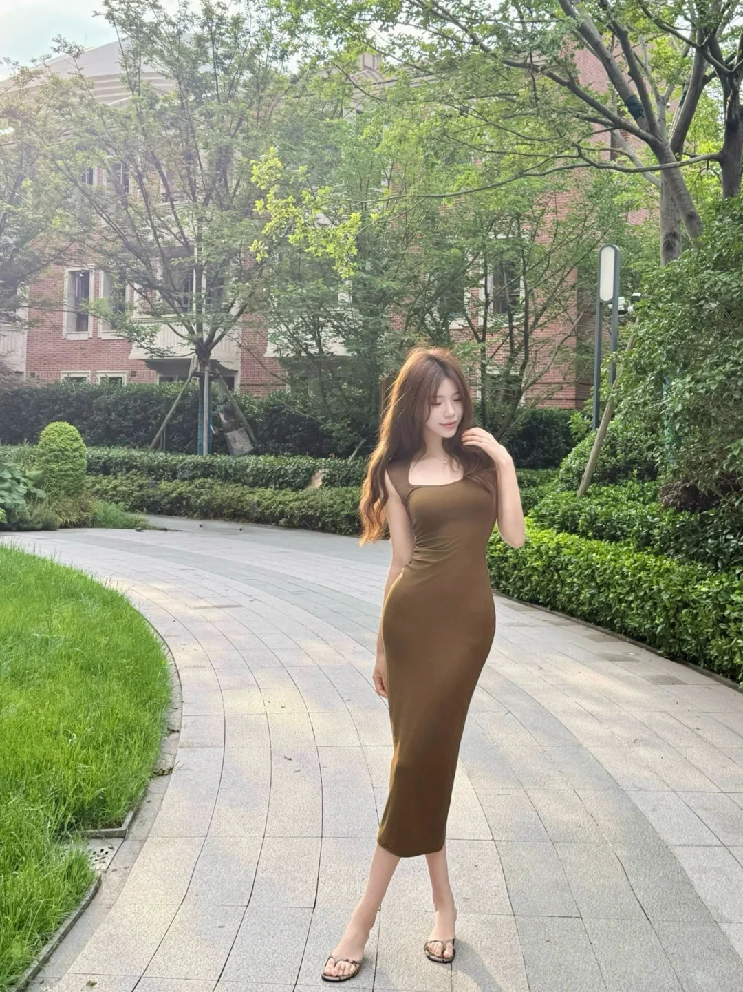 自带曲线氛围感的长裙穿搭✨ 谁懂这种修身针织裙的温柔氛围感！出门散步随...