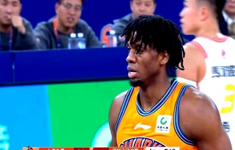 手握1亿美金的存折，跑来上海打“临时工”也太狠了。
36岁试训还被指指点点，签的