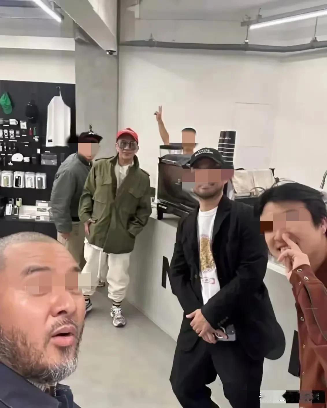 具俊晔
真的很难想象
裤子腿缩巴成那样

是怎么及时抱着大曲上厕所的呢

一个懒