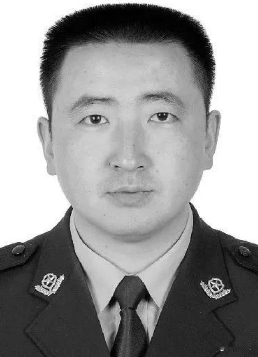 崔文亮（？—2025年3月18日），男，生前任新疆维吾尔自治区乌鲁木齐市公安局达