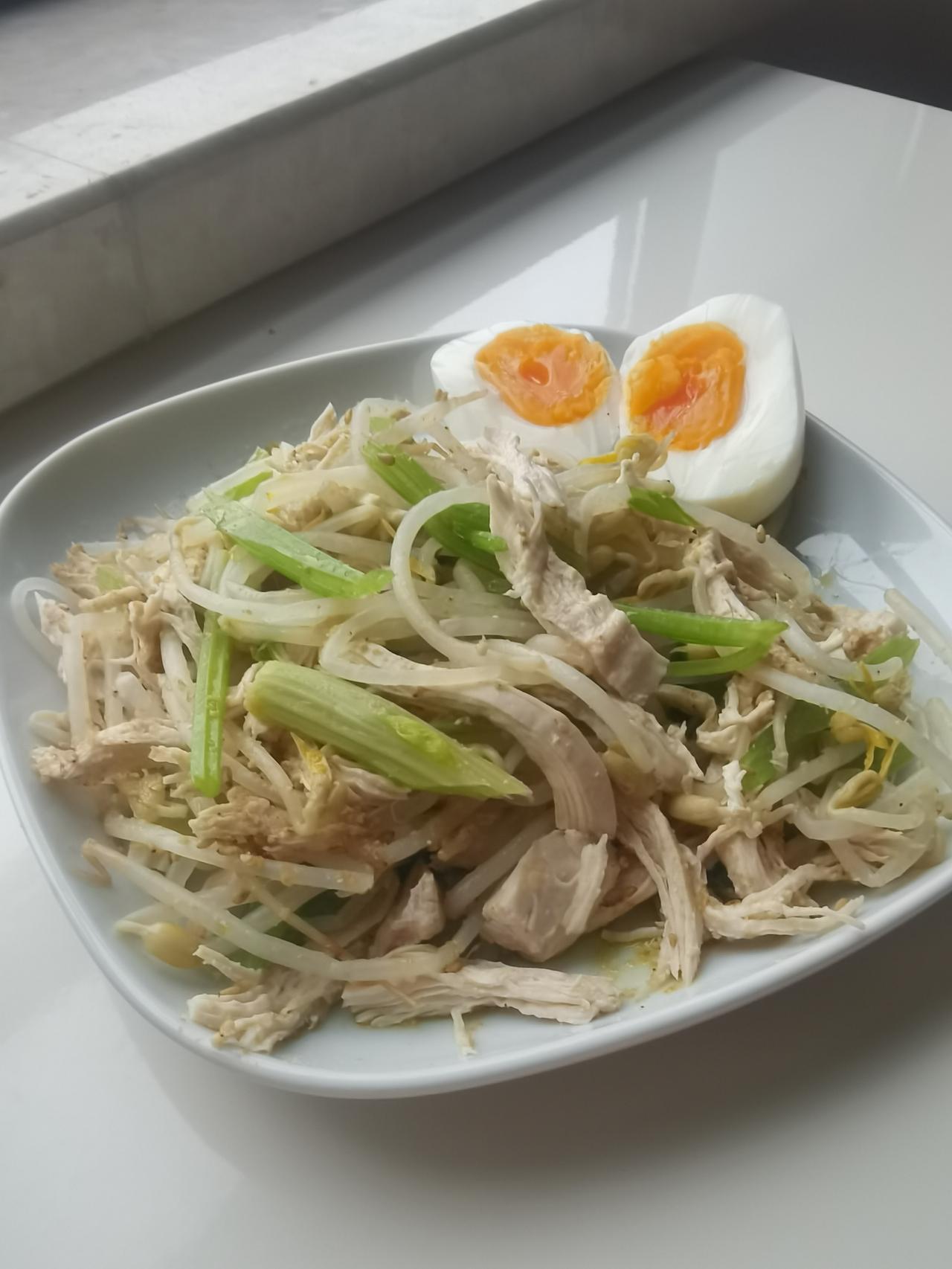 周一早安｜新的一周，从一顿可心的早餐开始。

【今日菜单】
自制豆芽拌芹菜鸡胸肉