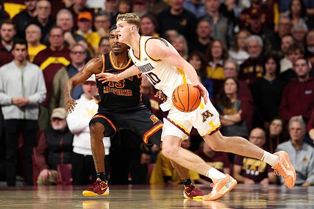 南加利福尼亚大学经过加时苦战后以70比69战胜了主场作战的明尼苏达大学。本场比赛