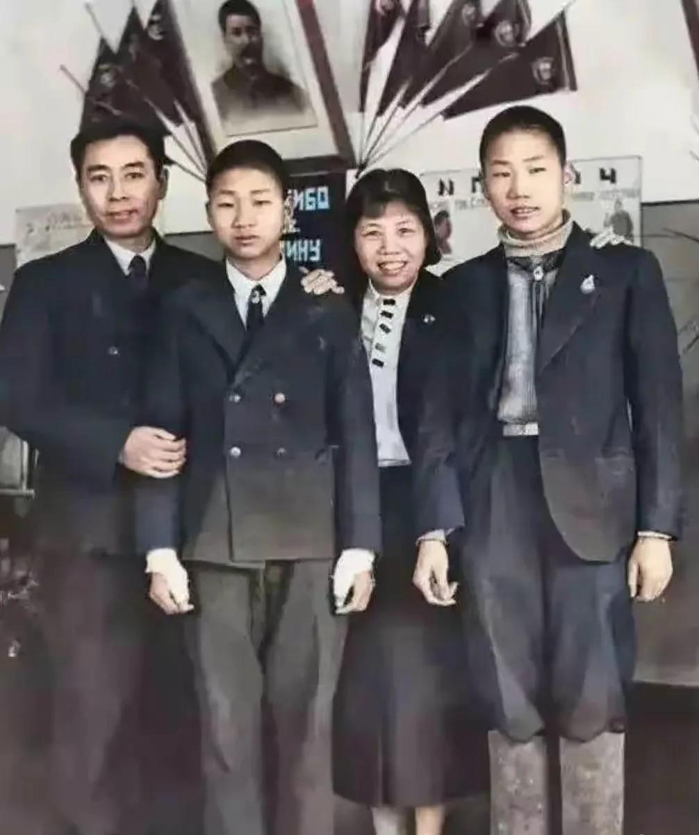 老照片

        这张照片拍摄于1940年的苏联，时任中共中央副主席周恩