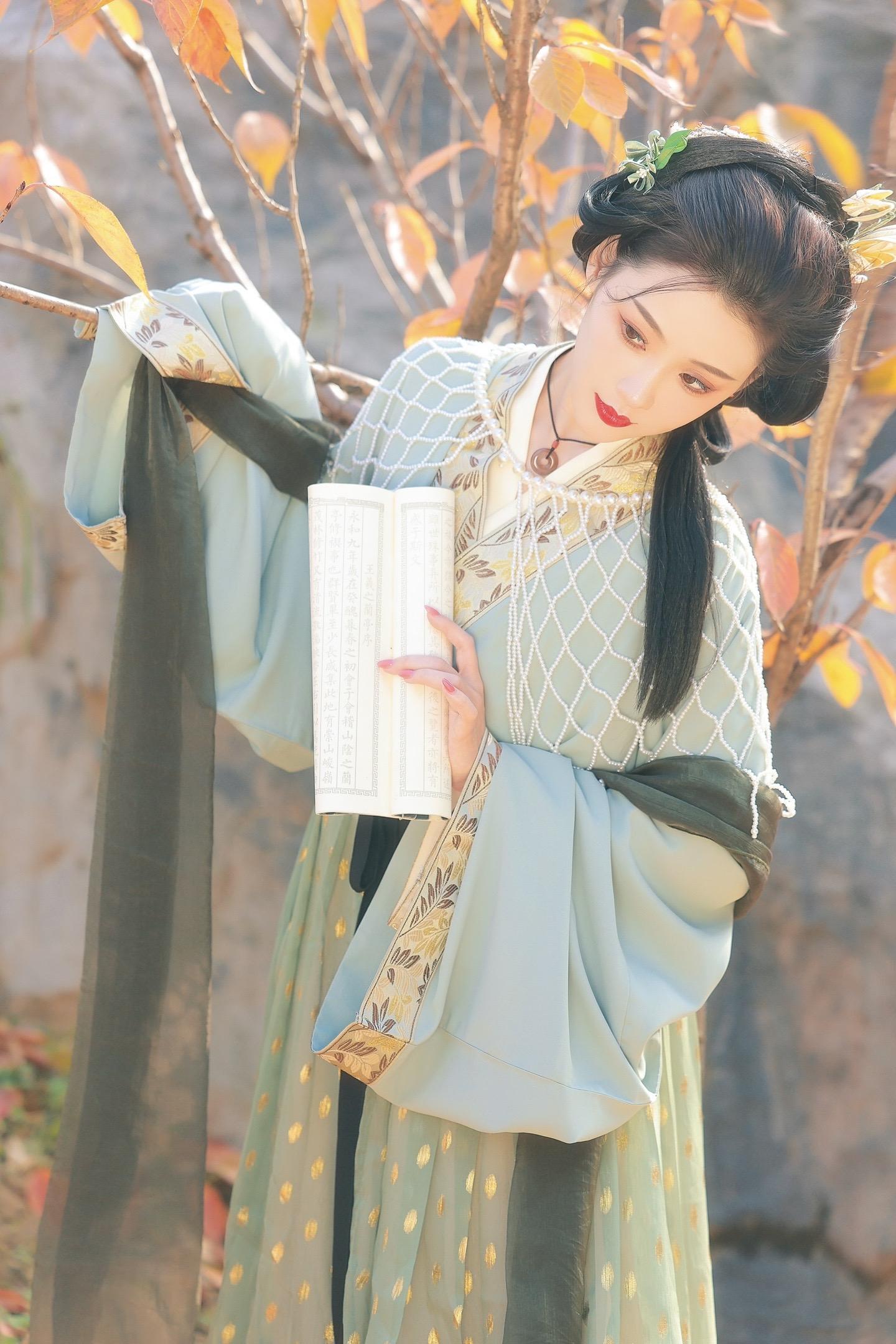 宋 | 露沾草，风落木，岁方秋。去年在唐城拍的宋
摄/后：我
出镜： 
💄/同行