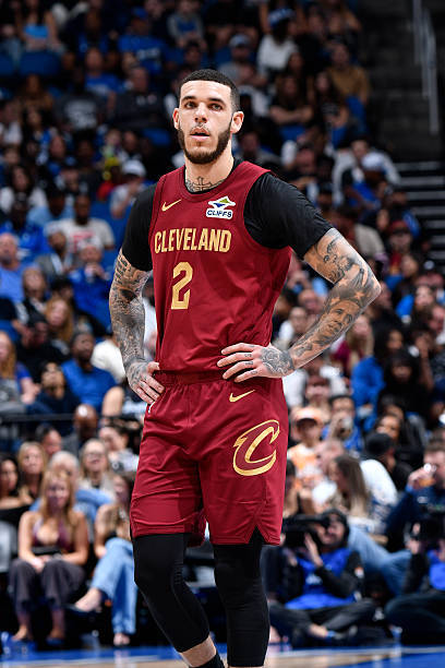 Ary：据消息源透露，克利夫兰骑士队与密尔沃基雄鹿队已经开启了交易谈判。与此同时