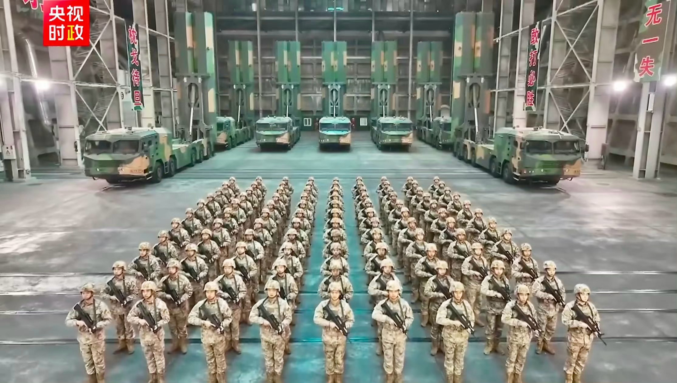 今年的新春问候含金量十足哇，各军种都是大大方方好东西亮出来一大排，J-20A和D