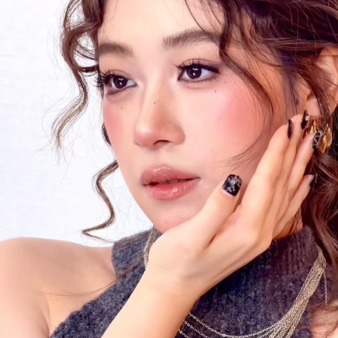 雀斑妆，粉雾雀斑妆!温柔又钓系"今天的妆是"又甜又丧"那挂~气血腮红扫出微醺感，