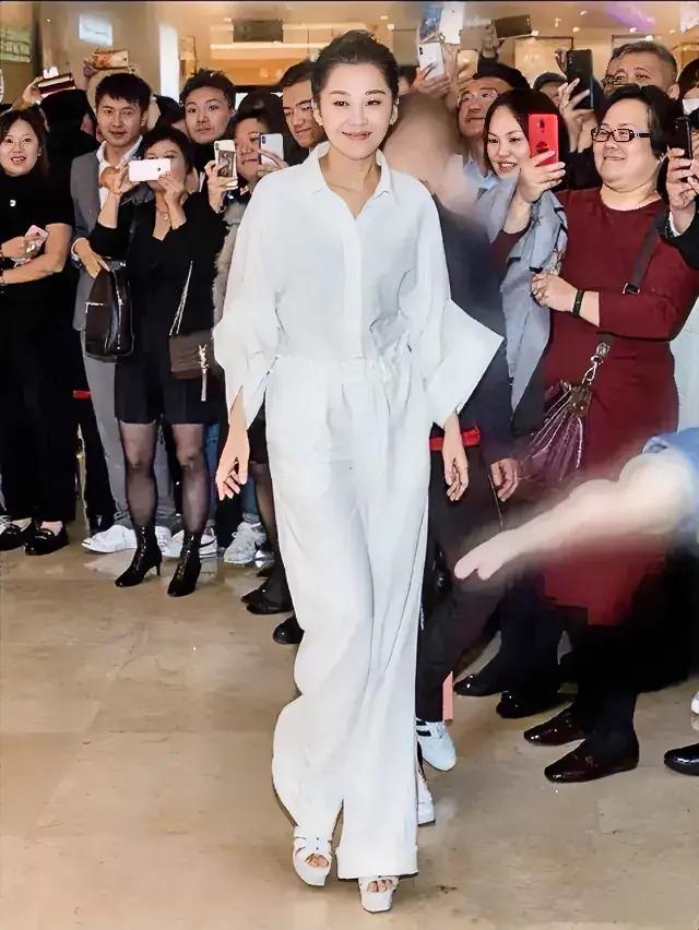 55岁的许晴状态很好，貌似少年，态亦年轻。