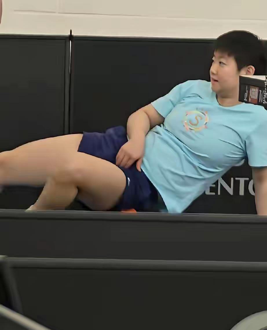 【孙颖莎看起来很壮实】这张照片里的孙颖莎，确实给人一种“壮实”的感觉，但这其实是