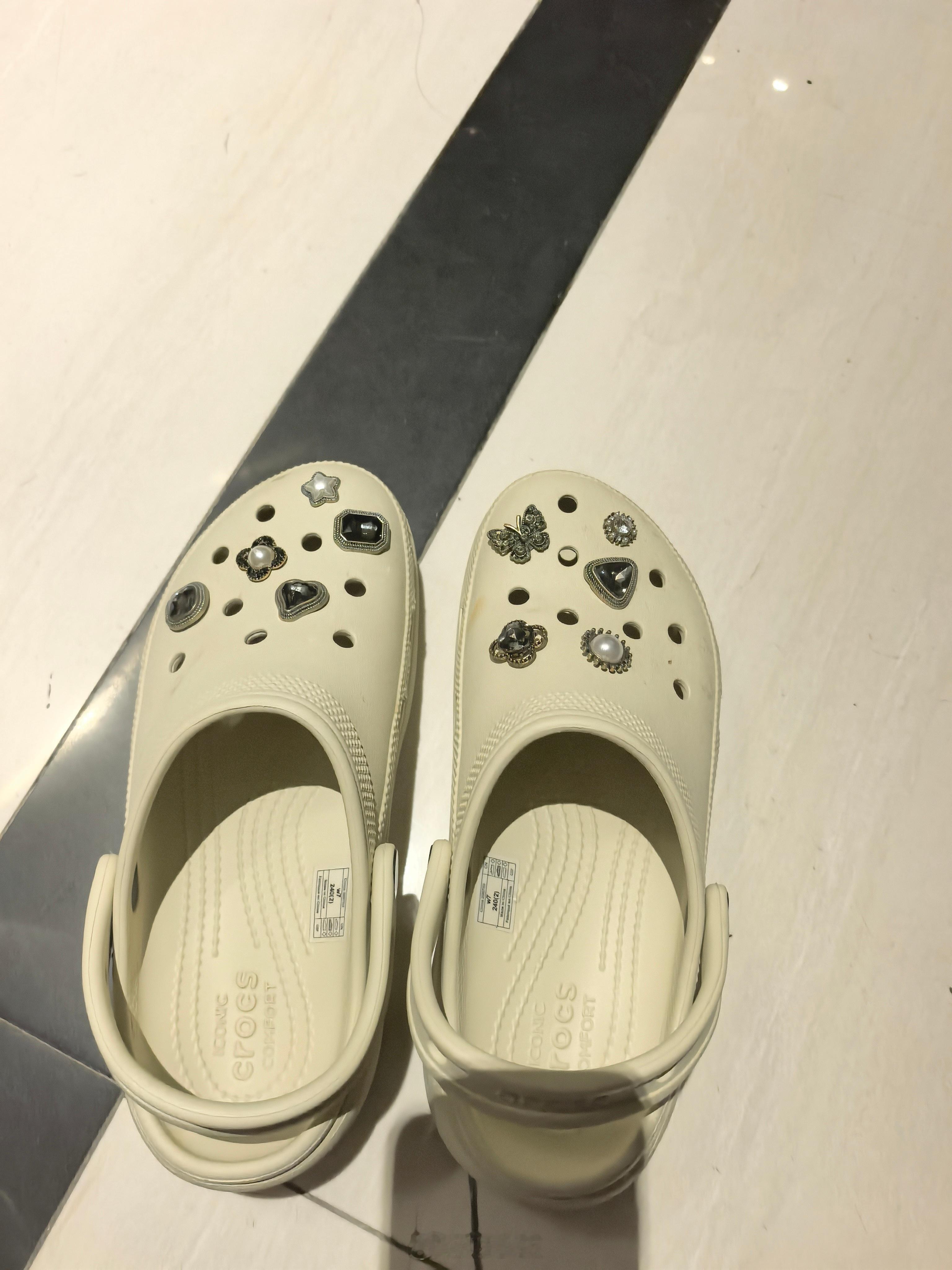 这牌子最近又翻红了Crocs鞋穿1个月鞋底磨平599块买双鞋，一个月磨成溜冰鞋，