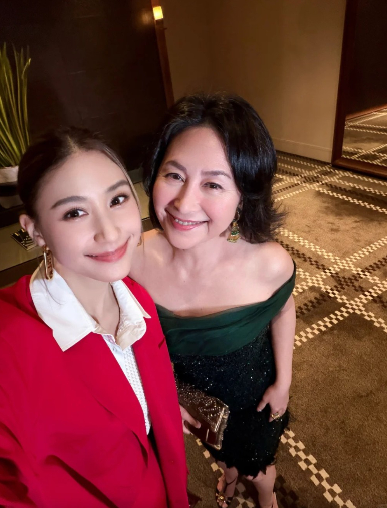 何超琼与何超莲，姐妹同框。 