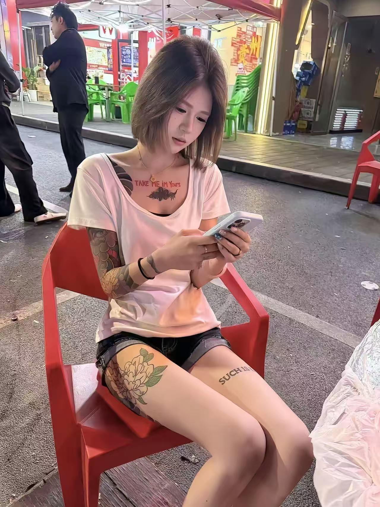 看到这张照片
曾经很腼腆的同学把自己变成了这般模样
让人看着很不舒服和很难接受