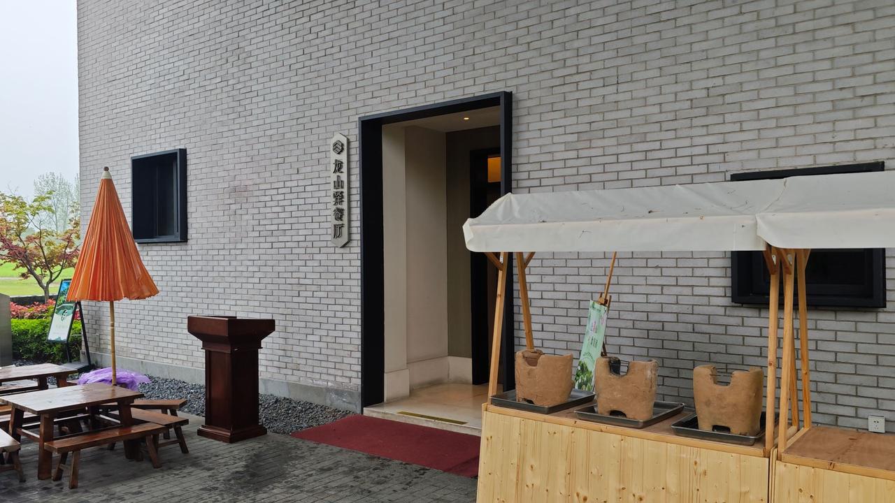 来安吉本想躲进竹海寻清净，误打误撞进了绿郡龙山驿的餐厅，没想到这顿饭，吃的不只是