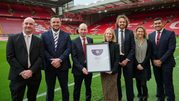 利物浦成为首家获得“食品制作良好标准”认证的足球俱乐部，这体现了俱乐部通过其可持