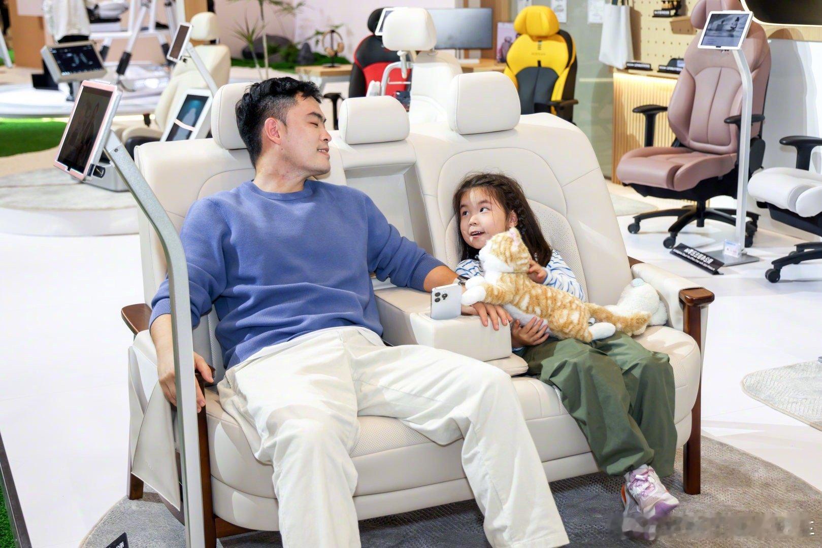 东风日产把大沙发的名字是坐住了，开箱百万级后排大沙发车企整活天花板出现了！N6上