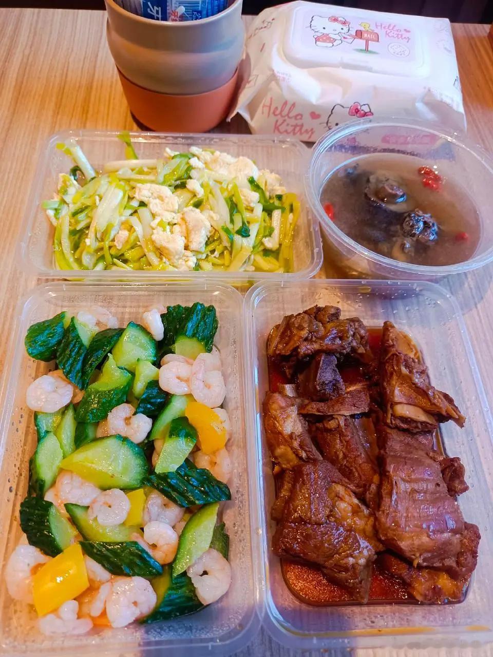 小城良方剧组伙食也太好了吧！不仅仅有蔬菜和各种肉，居然还有大闸蟹和皮皮虾。 