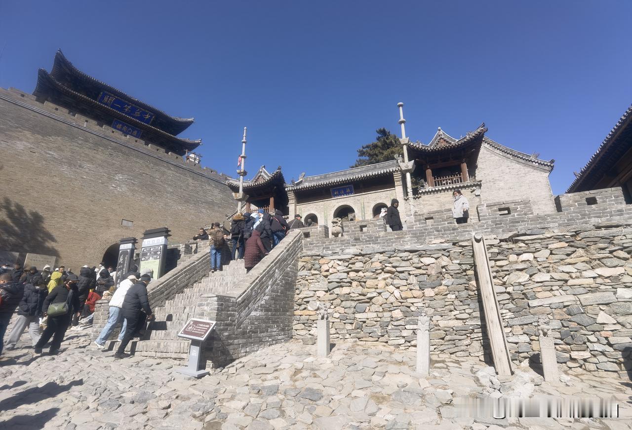 今天给大家分享几张雁门关景区的照片。雁门关景区究竟有何魅力，能让游客们流连忘返？