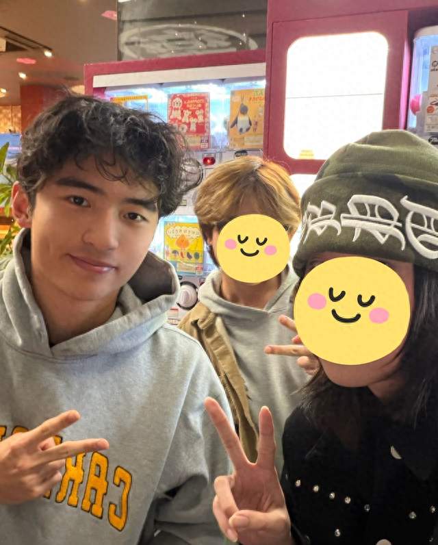 谢霆锋19岁长子首曝光正脸，卷发造型复刻爸爸基因身旁有女生同行