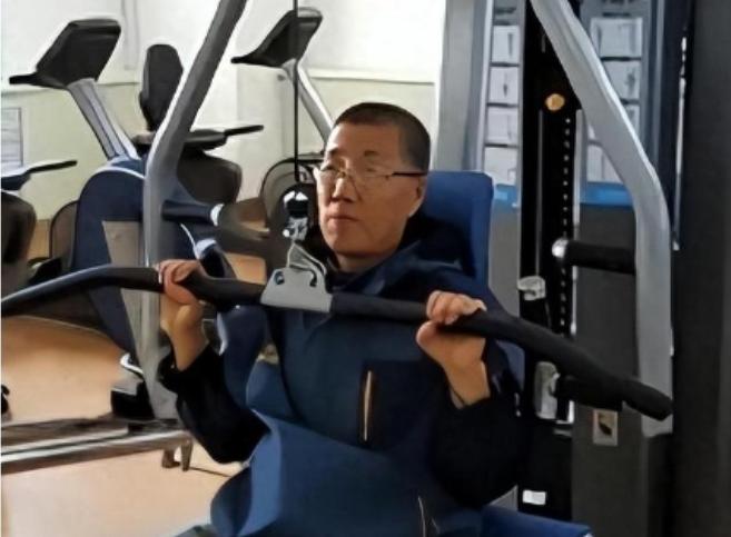 2000年，哈尔滨一个26岁小伙意外离世，他的心脏移植给了57岁的杨孟勇。没想到