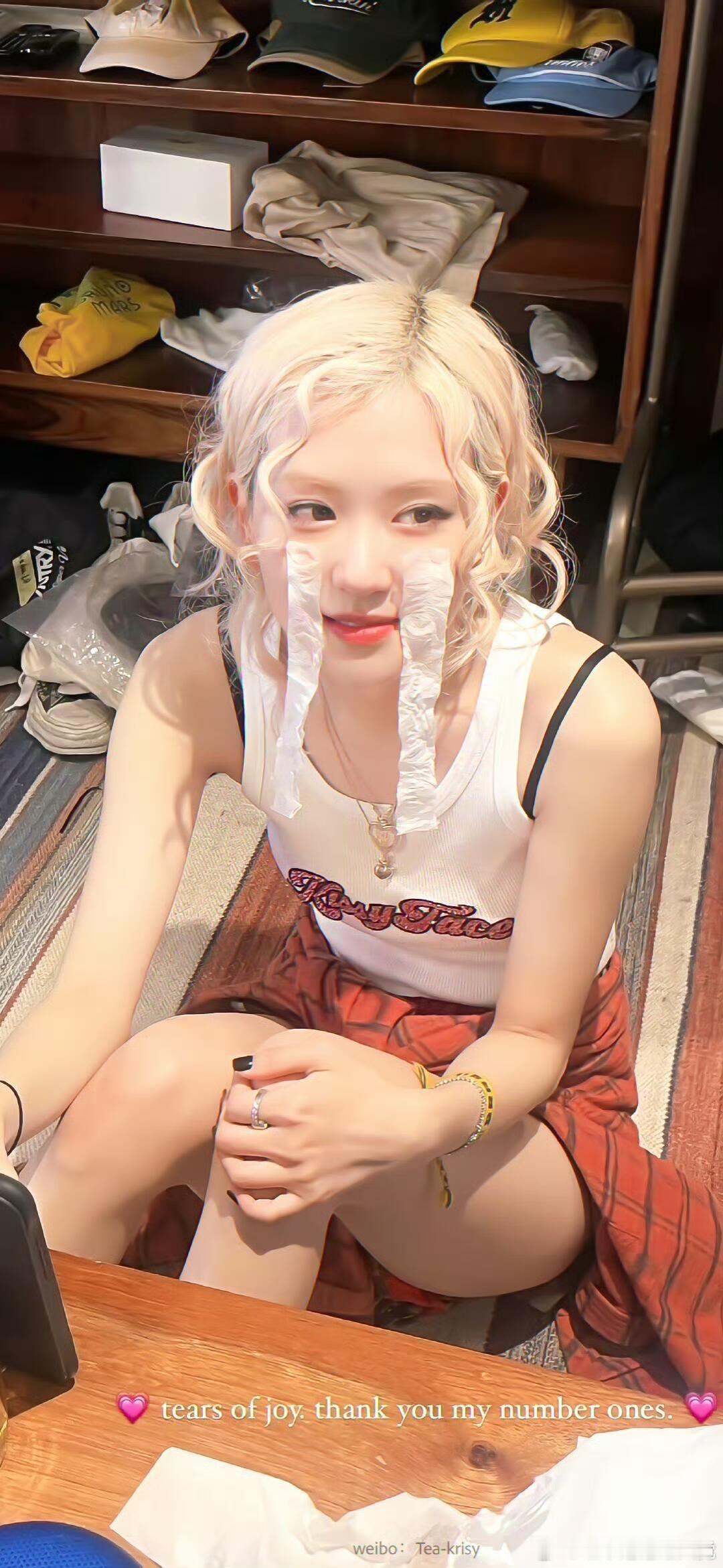 #ROSÉ[超话]##朴彩英kpop女一# Rose新图～卷发的rose多了些许