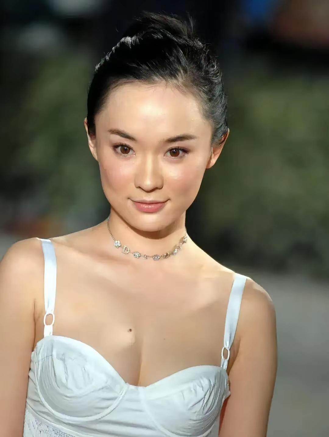 早期的霍思燕，相机原图，
无美颜无滤镜，好美
清纯与性感并存，美到发光[星星眼]