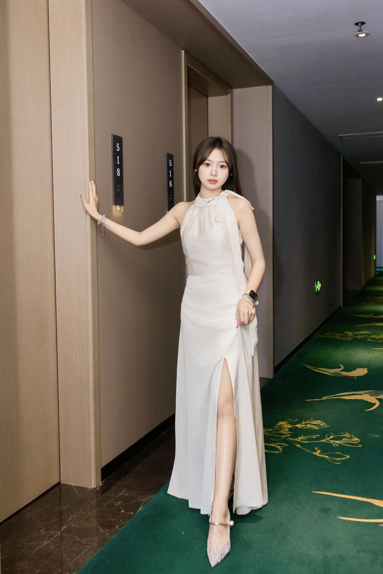 新娘化妆我蹭拍，结果美到想抢C位！本来只是等新娘化妆的无聊小狗，被摄影师抓来拍了