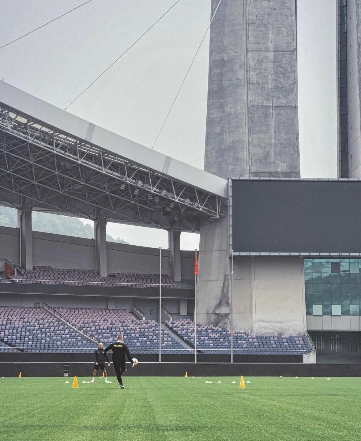 北京国安北京国安 国安翻译明天老师更新社交媒体，踩场训练。 