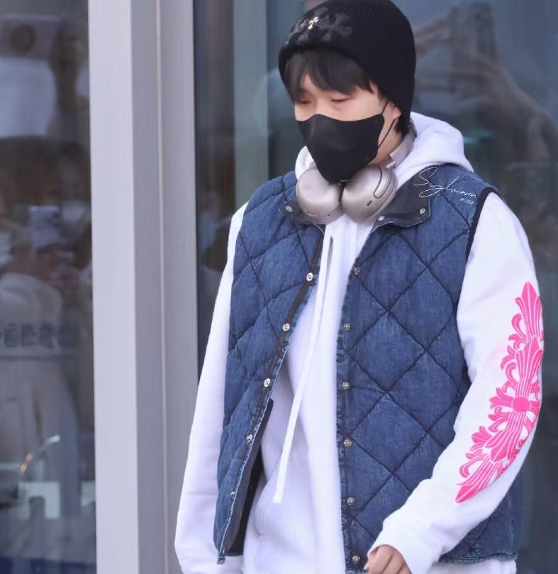 王楚钦还是出发去乒超总决赛了

大家之前都在猜去不去

结果王楚钦还是决定去了，