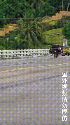 牛！风驰电掣！不说危不危险，就说这轮胎和车架子质量好不好吧？



正面看以为无