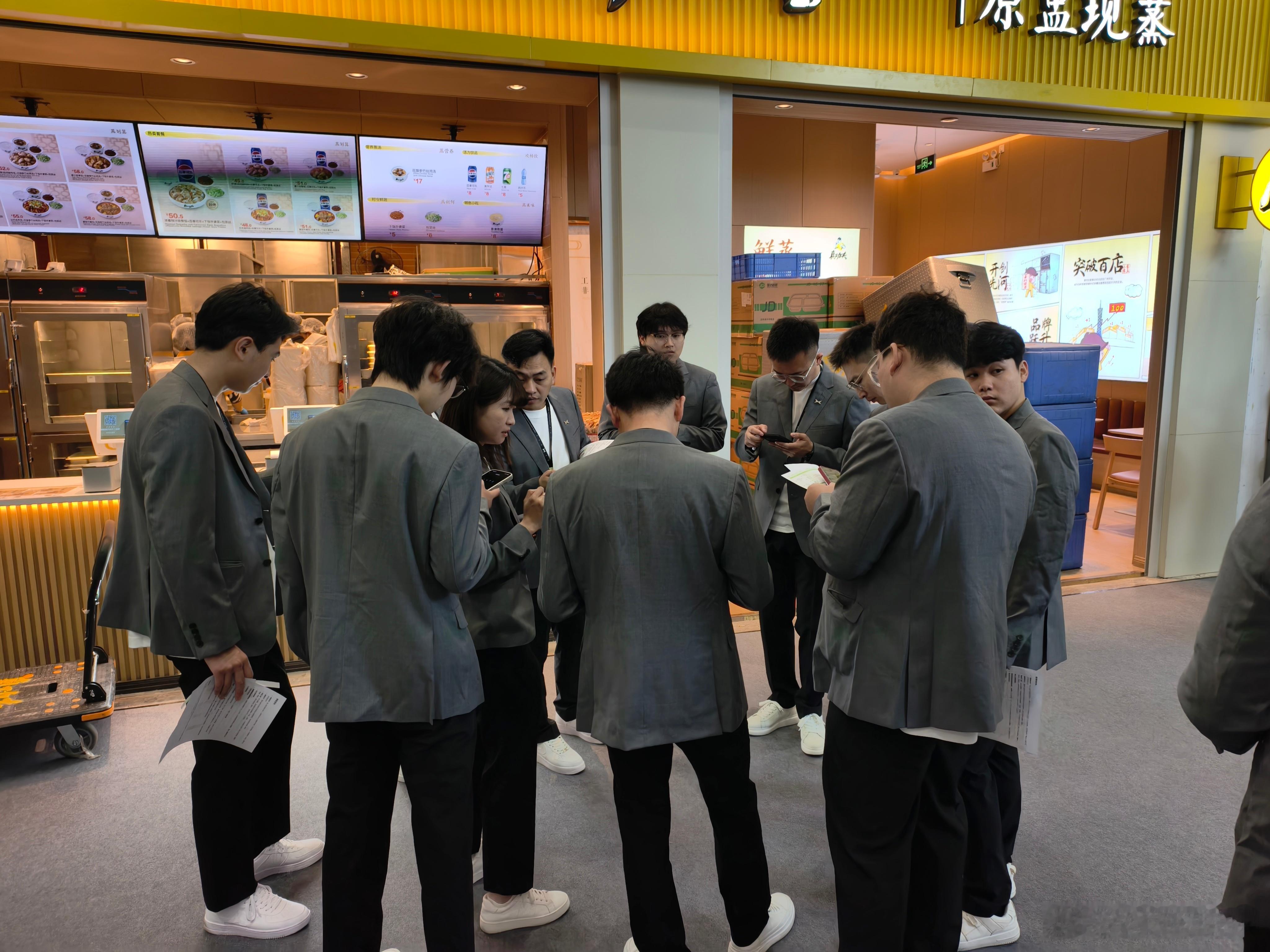 刚进展馆就碰到了小鹏的销售天团2026北京车展 北京·中国国际展览中心顺义新馆