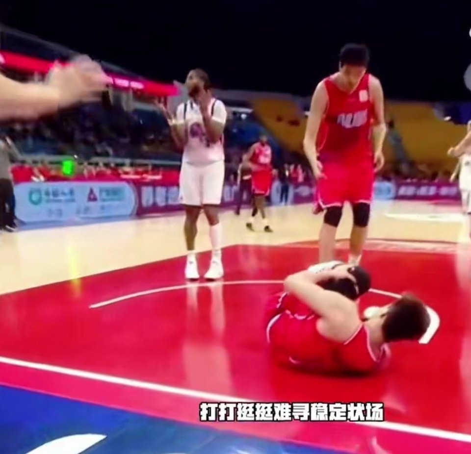 郭艾伦受伤倒地仰面痛哭看着郭艾伦倒地痛哭。刚从重伤里熬回来，又遭遇膝盖重创，男儿