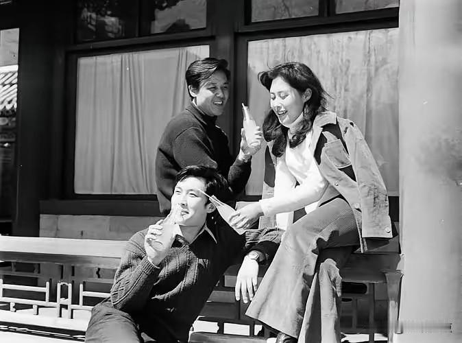 八十年代，喝瓶汽水也是一种享受，三位大明星也不例外。
看见这照片，是否想起了你的