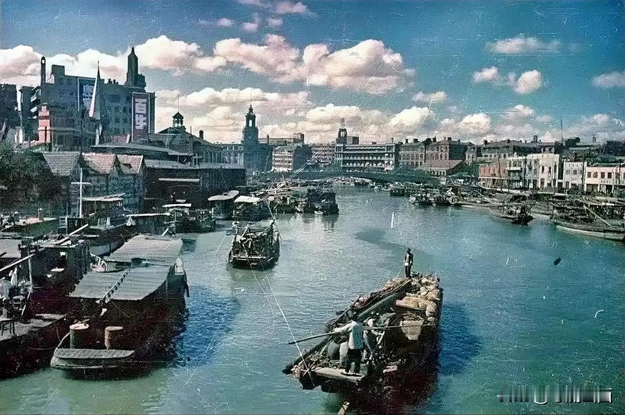 1945 年的上海滩，简直就是一幅精彩的油画，不愧为东方的第一城！！
#民国上海