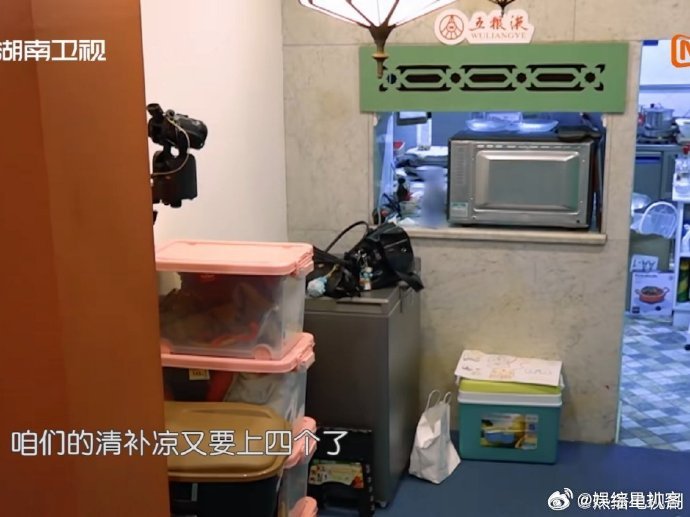 尹浩宇挺好一孩子怎么就疯了中餐厅 派派卖完清补凉后像按了快乐开关，在后厨一会儿踮