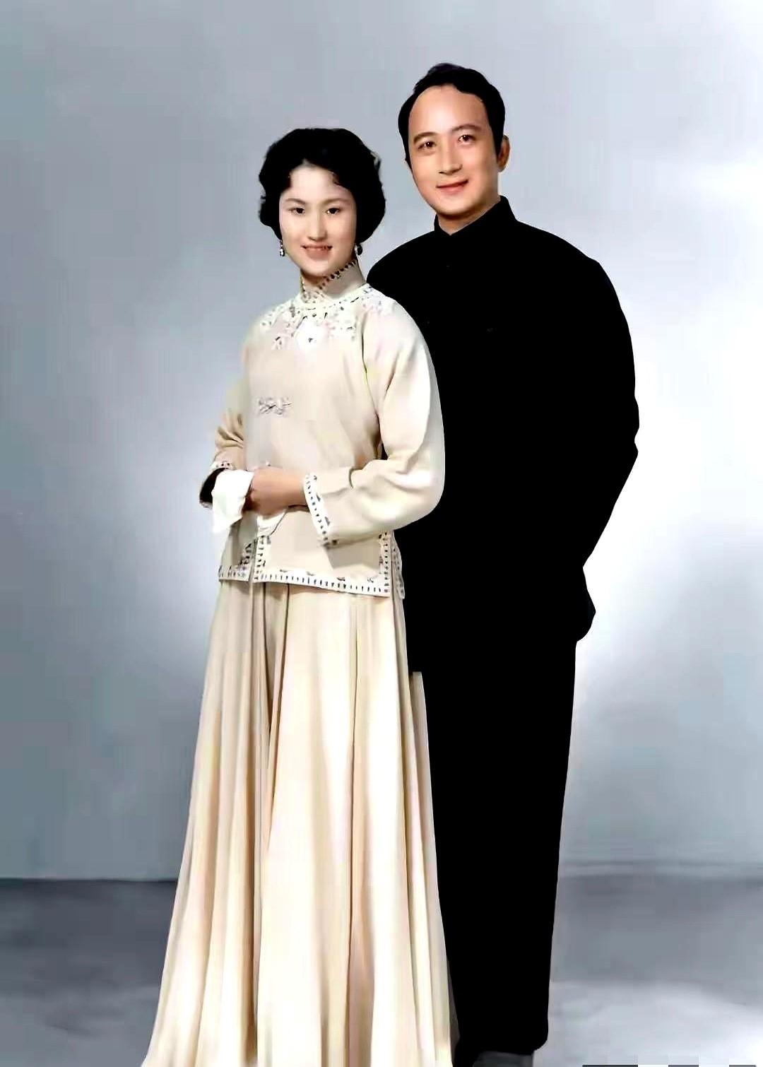 一位是影坛巨匠，一位是越剧大师。

孙道临和王文娟，真是绝配！一个爱看越剧，一个