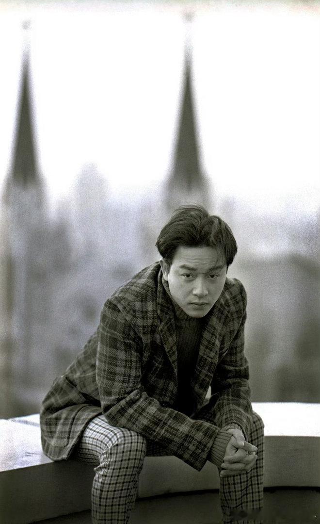 【1998年 张国荣在首尔一家教堂拍摄的写真】韩国摄影师Hyung S. Kim