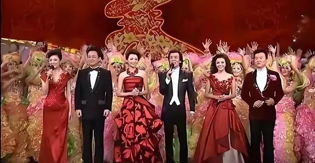 作为80后的一位老阿姨
还是比较喜欢第一张图片的央视春晚主持人
妆容可能没有现在