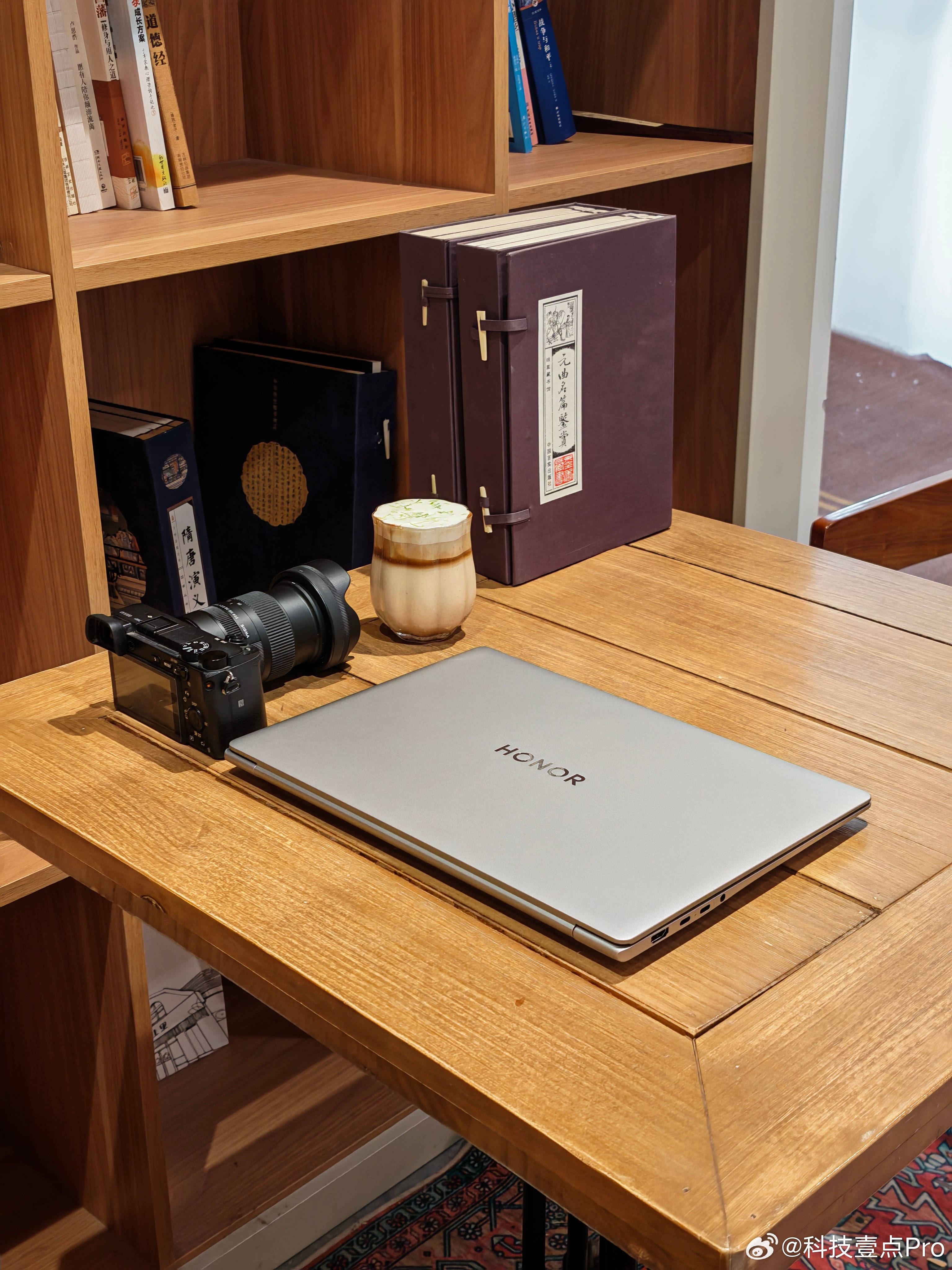 来到了一个小众咖啡厅，给荣耀MagicBook Pro 14 2026拍点图。稍