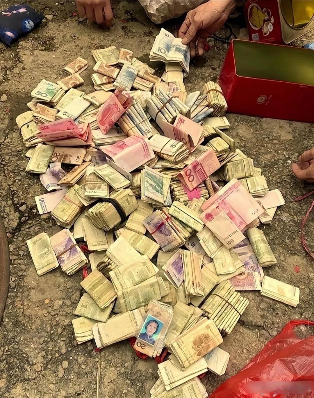 这是奶奶省吃俭用一辈子攒下来的