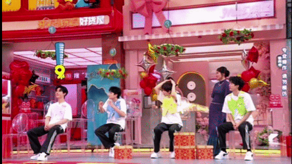 好六道具组也被柳眼异地登录了 哈哈哈哈怎么剧外也不ooc啊，本来应该砸向方逸伦的