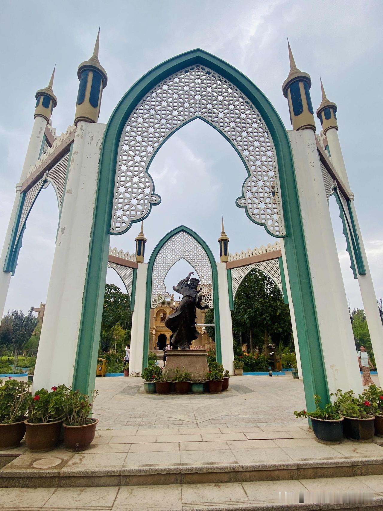 你们是从哪里知道历史上的香妃其人的呢？

我们这一代人，大多是在那部火了无数年的