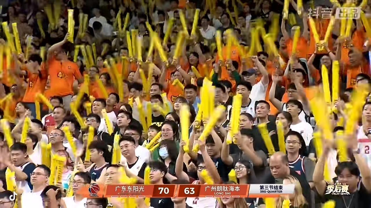 三节比赛结束了，广东东阳光老大哥还是领先！

        刚刚结束的广东德比