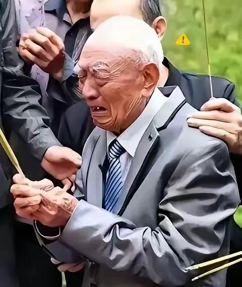 天津icon一个69岁的老头，上午被儿媳妇当众骂老不死，中午就着一头大蒜喝完一整
