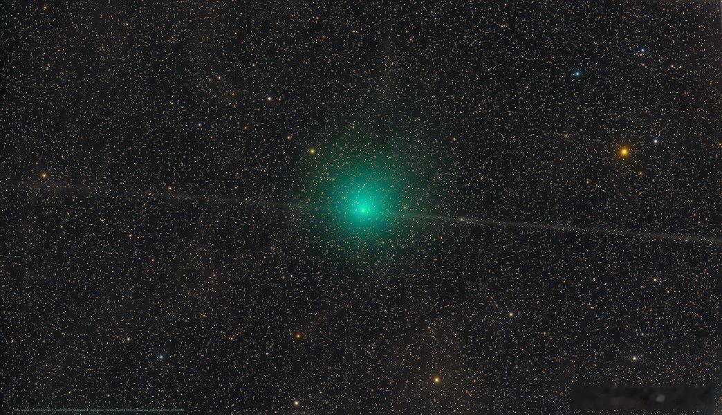 康普·滕佩尔 2 号彗星：天空中的尘埃轨迹。这是一颗周期彗星，轨道周期为 5.4