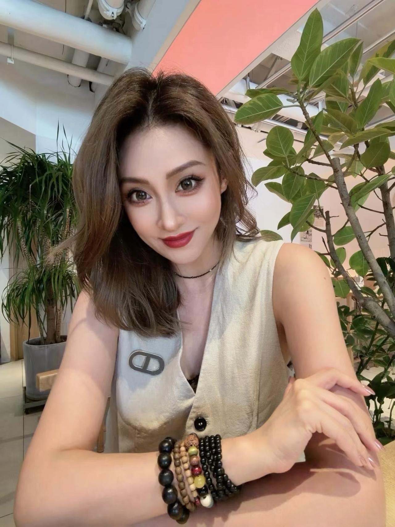 女生如何穿搭看起来时尚更有品味呢