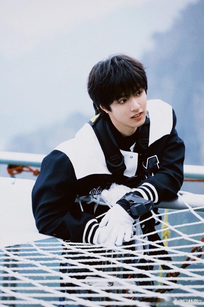 刘耀文连秋裤都是应援色刘耀文这宠粉程度绝了！秋裤都安排上应援色，难怪粉他有秋衣扎