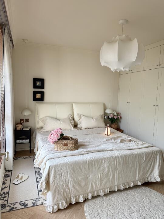 管它世界纷繁喧闹，不如在我的卧室早点睡觉