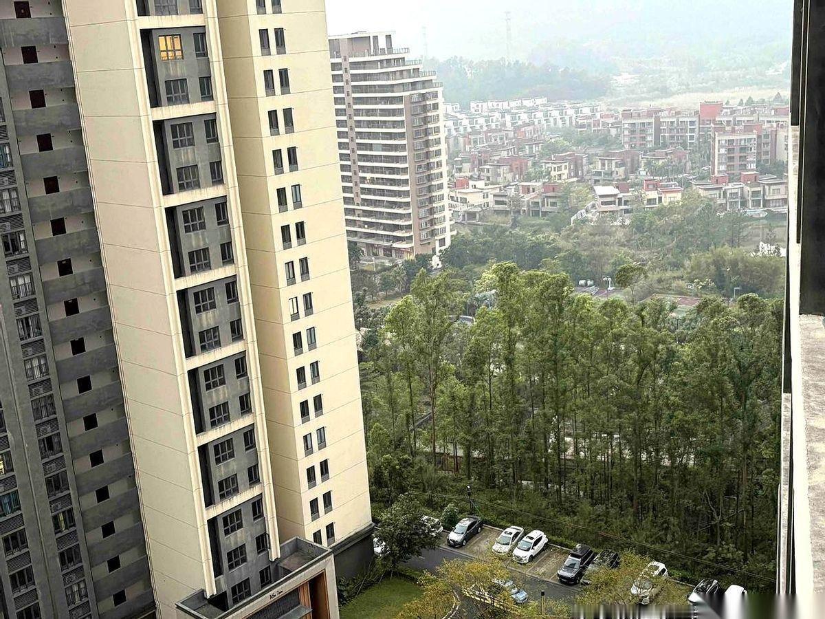 我有点不敢相信，刚交完房租，一千块。
你没听错，一个月。包水电网，连停车都免费。