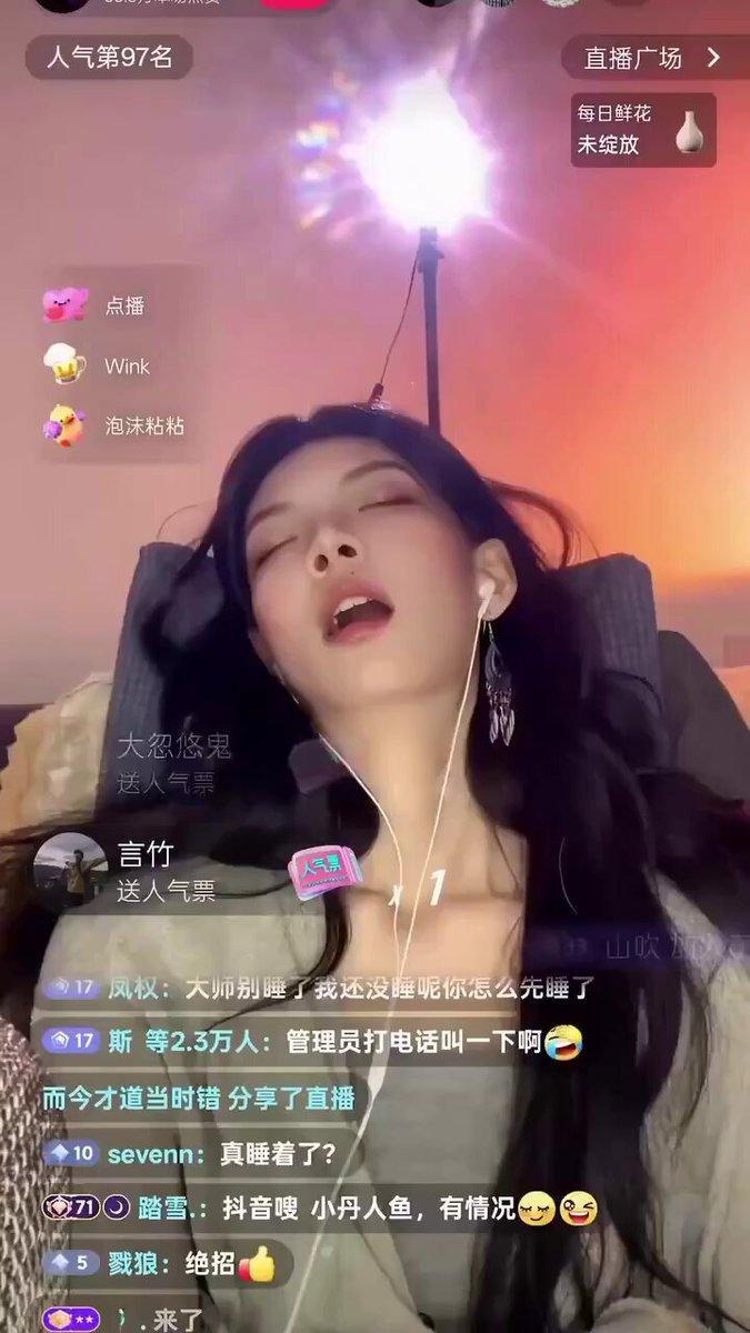 助眠女主播库库呀上演名场面。
本职直播催眠哄观众入睡。
结果观众还清醒着，她自己